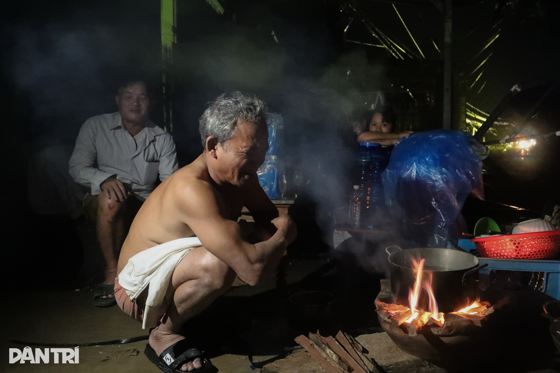 Những đêm không ngủ của người dân rốn lũ Hòa Thịnh - 7