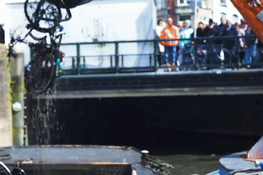 Kỳ lạ nghề "câu" xe đạp dưới những dòng kênh xanh