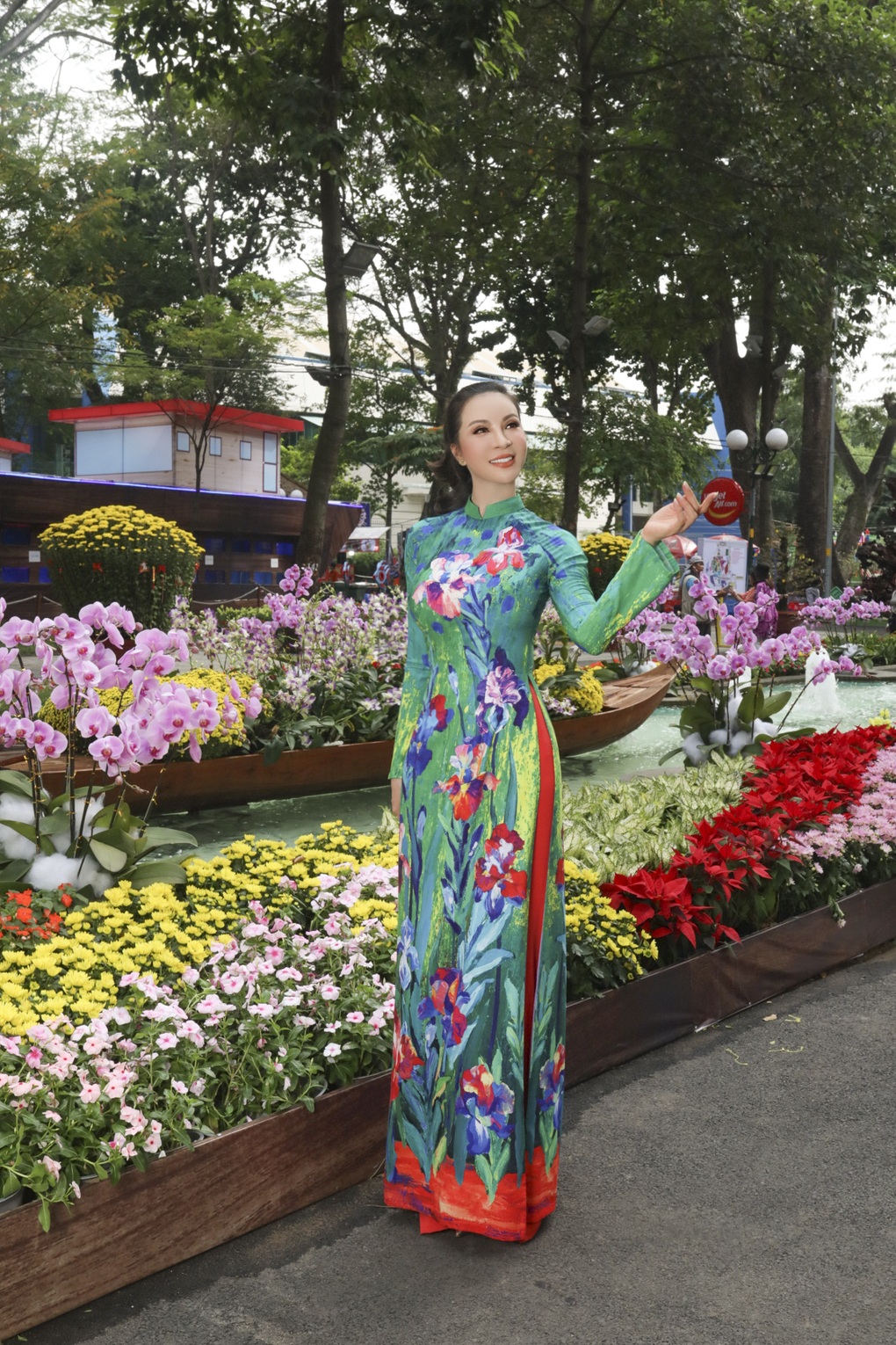 MC Thanh Mai xúng xính áo dài dạo phố xuân - 6 MC Thanh Mai xúng xính áo dài dạo phố xuân - 6