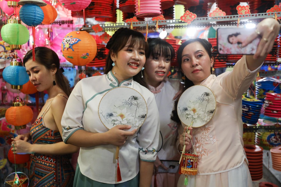 Phố lồng đèn.jpg Phố lồng đèn.jpg