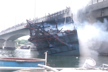 Vụ cháy tàu chứa 25.000 lít dầu: Cầu trăm tỷ bị "nung" suốt nhiều giờ