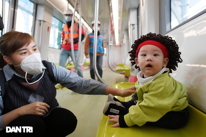 Người dân phấn khởi tham quan đoàn tàu tuyến Metro Nhổn - ga Hà Nội - 11 Người dân phấn khởi tham quan đoàn tàu tuyến Metro Nhổn - ga Hà Nội - 11