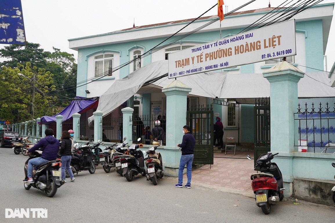 F0 rồng rắn đi xin giấy xác nhận, y tế phường ở Hà Nội căng mình làm việc - 8 F0 rồng rắn đi xin giấy xác nhận, y tế phường ở Hà Nội căng mình làm việc - 8