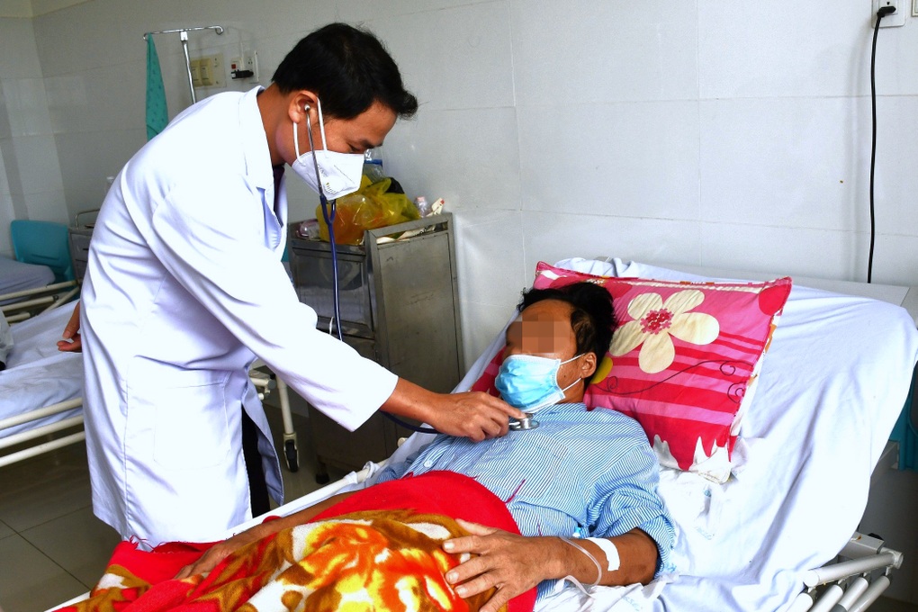 Người đàn ông nguy kịch sau khi nhậu 3 ngày không ăn - 1 Người đàn ông nguy kịch sau khi nhậu 3 ngày không ăn - 1