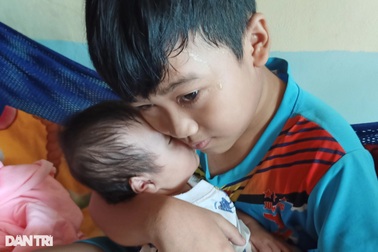 Mẹ mất vì Covid-19, 3 đứa trẻ thơ như "chim vỡ tổ" bấu víu ngoại nghèo