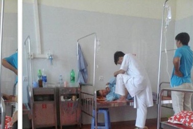 Bác sĩ giẫm chân lên giường bệnh xin từ chức