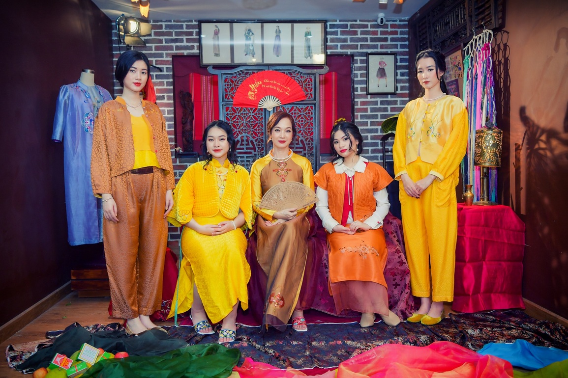 NSND Lê Khanh làm người mẫu áo dài cho NTK Xuân Thu - 2 NSND Lê Khanh làm người mẫu áo dài cho NTK Xuân Thu - 2