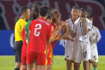 U16 nữ Việt Nam thắng nghẹt thở, Indonesia khóc nức nở trên sân