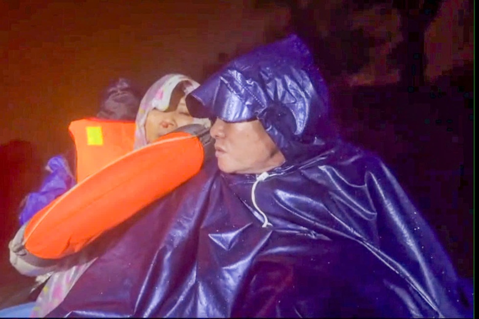 Thêm một đêm trắng giữa dòng lũ - 1 Thêm một đêm trắng giữa dòng lũ - 1