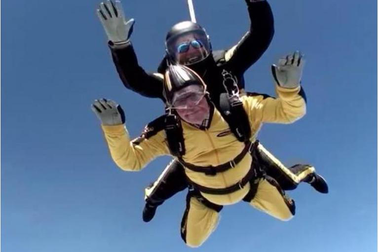 Cụ ông 101 tuổi chơi nhảy dù mạo hiểm siêu "ngầu"