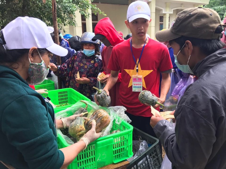 Hàng trăm người dân vùng lũ Quảng Trị đi chợ từ thiện 0 đồng - 2 Hàng trăm người dân vùng lũ Quảng Trị đi chợ từ thiện 0 đồng - 2