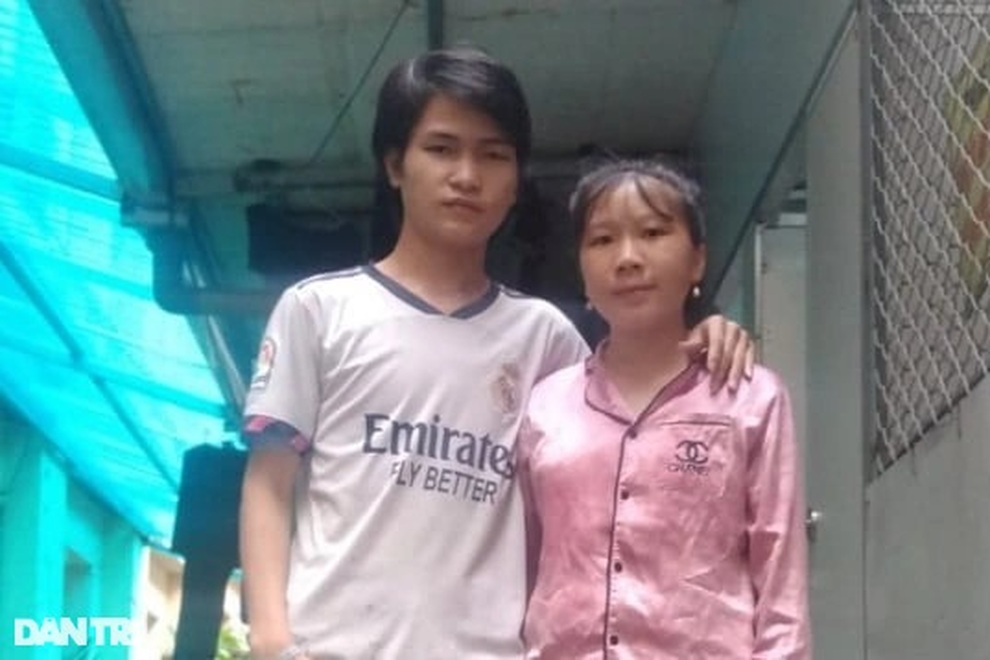 Xót thương em bé sinh non ngay trong cuộc hồi hương tránh dịch bằng xe máy - 1 Xót thương em bé sinh non ngay trong cuộc hồi hương tránh dịch bằng xe máy - 1