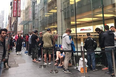 Chen chân xếp hàng khắp nơi trên thế giới trong ngày mở bán iPhone X