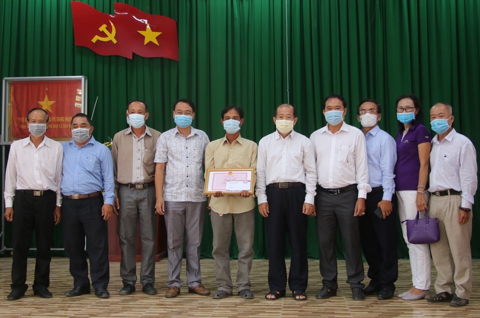 Tặng bằng khen chủ nhà nghỉ tố 2 cô gái nhập cảnh trái phép - 2 Tặng bằng khen chủ nhà nghỉ tố 2 cô gái nhập cảnh trái phép - 2