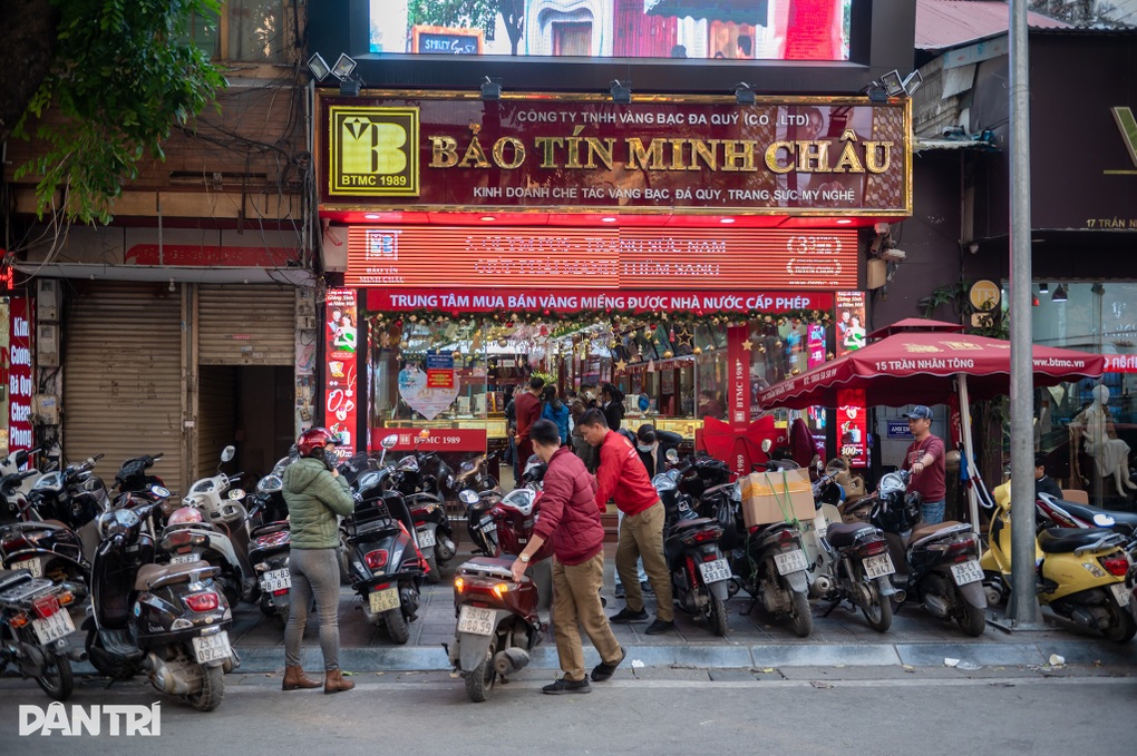 Diễn biến lạ ở phố vàng ngày giá đạt mốc lịch sử 80 triệu đồng/lượng - 4 Diễn biến lạ ở phố vàng ngày giá đạt mốc lịch sử 80 triệu đồng/lượng - 4