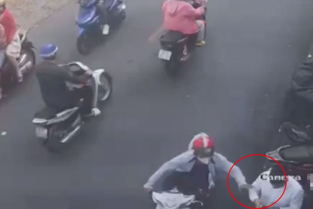 Bắt nóng kẻ cướp giật điện thoại ở trung tâm TPHCM - 2