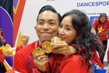 Phan Hiển hôn Khánh Thi sau khi lập kỉ lục cho Việt Nam tại SEA Games