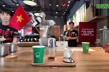 Độc lạ quán cà phê ở Hà Nội do robot pha chế, phục vụ