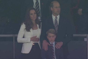 Hoàng tử bé Anh gây "sốt" với biểu cảm thẫn thờ khi đội nhà thua Italia