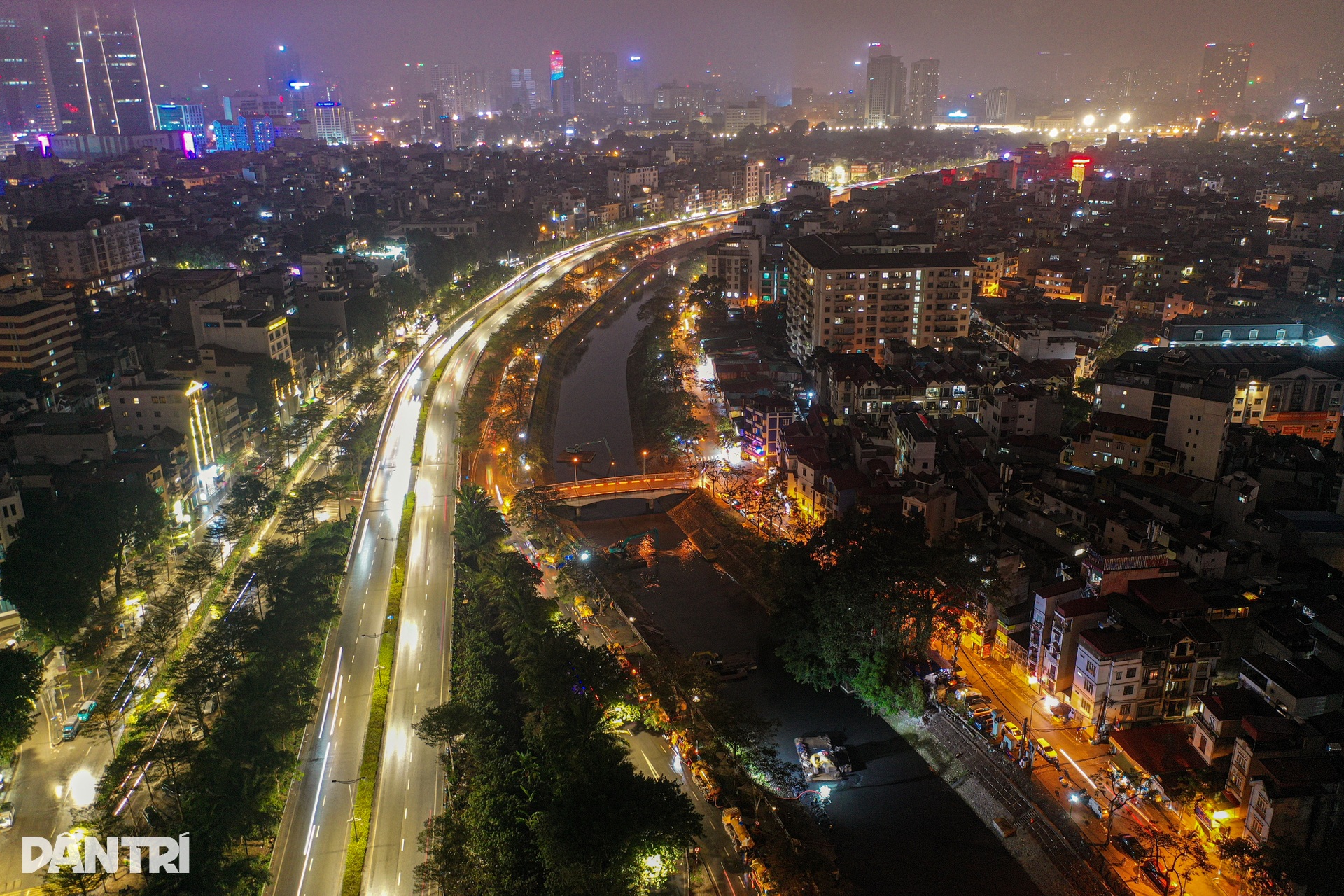 Công nhân ngâm bùn trắng đêm nạo vét sông Tô Lịch - 1