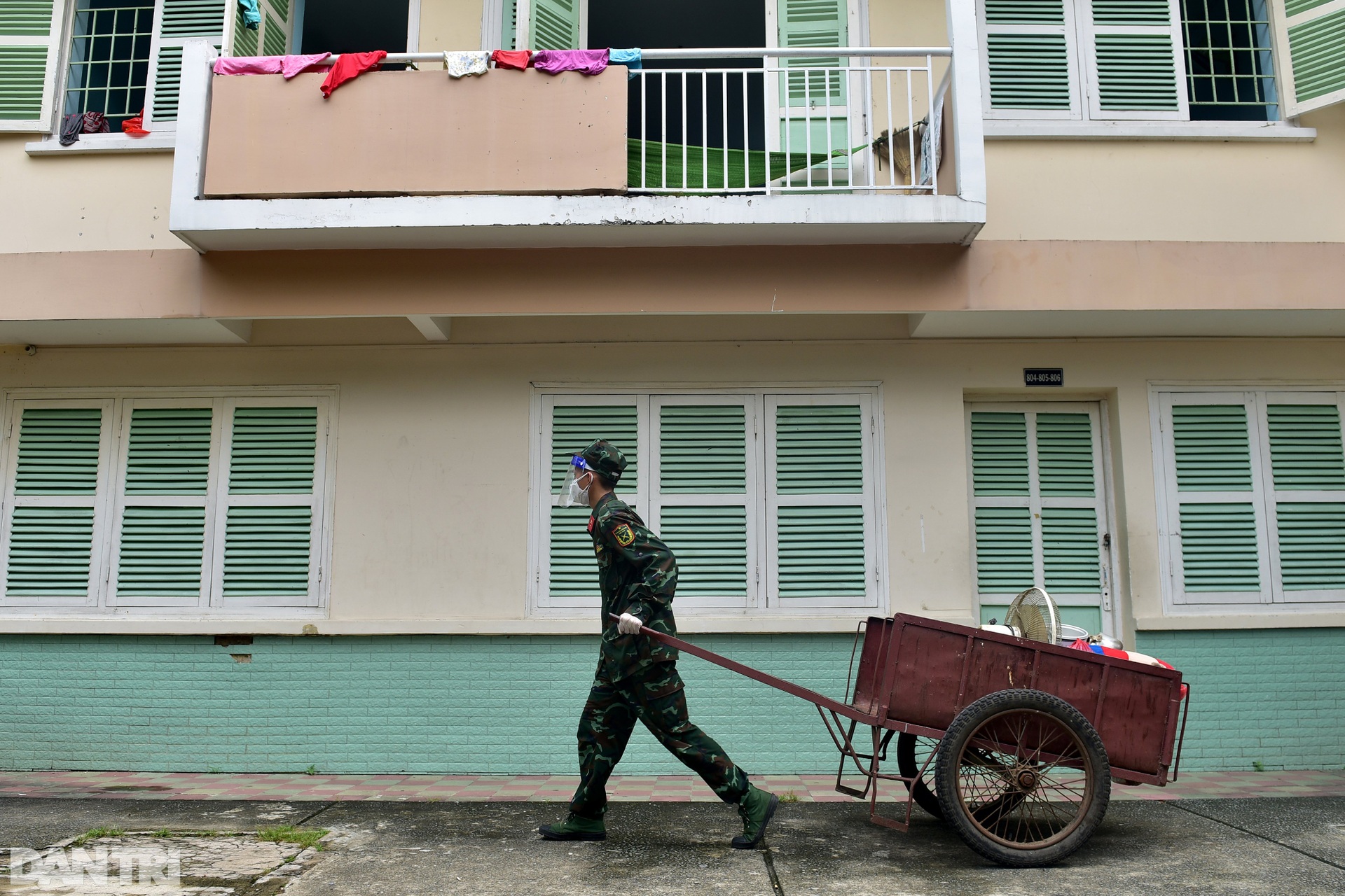 Người dân xóm trọ nghèo được về khách sạn ở miễn phí để tránh dịch - 8 Người dân xóm trọ nghèo được về khách sạn ở miễn phí để tránh dịch - 8
