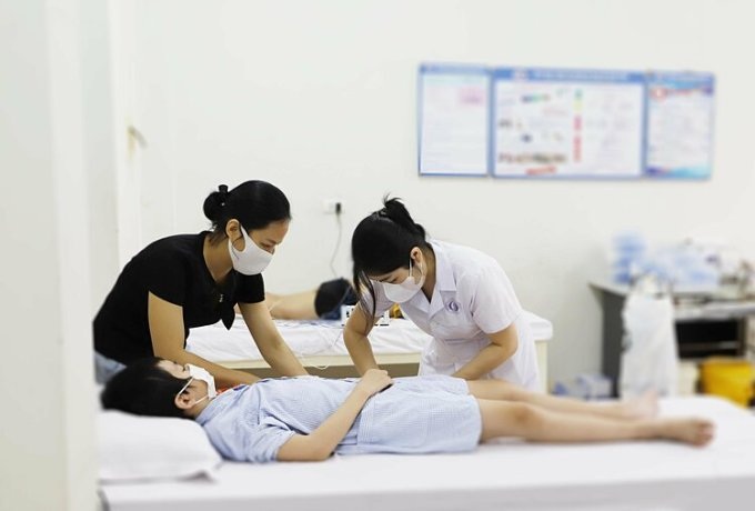 Bệnh nhi được bác sĩ thực hiện châm cứu tại Khoa Vật lý trị liệu và Phục hồi chức năng. Ảnh: Sở Y tế Phú Thọ