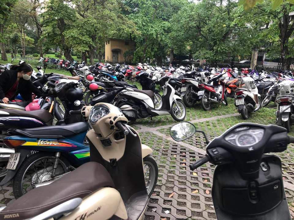 Hà Nội: Bất chấp dịch Covid-19, công viên vẫn tiếp tục tấp nập người đi bộ - 12 Hà Nội: Bất chấp dịch Covid-19, công viên vẫn tiếp tục tấp nập người đi bộ - 12