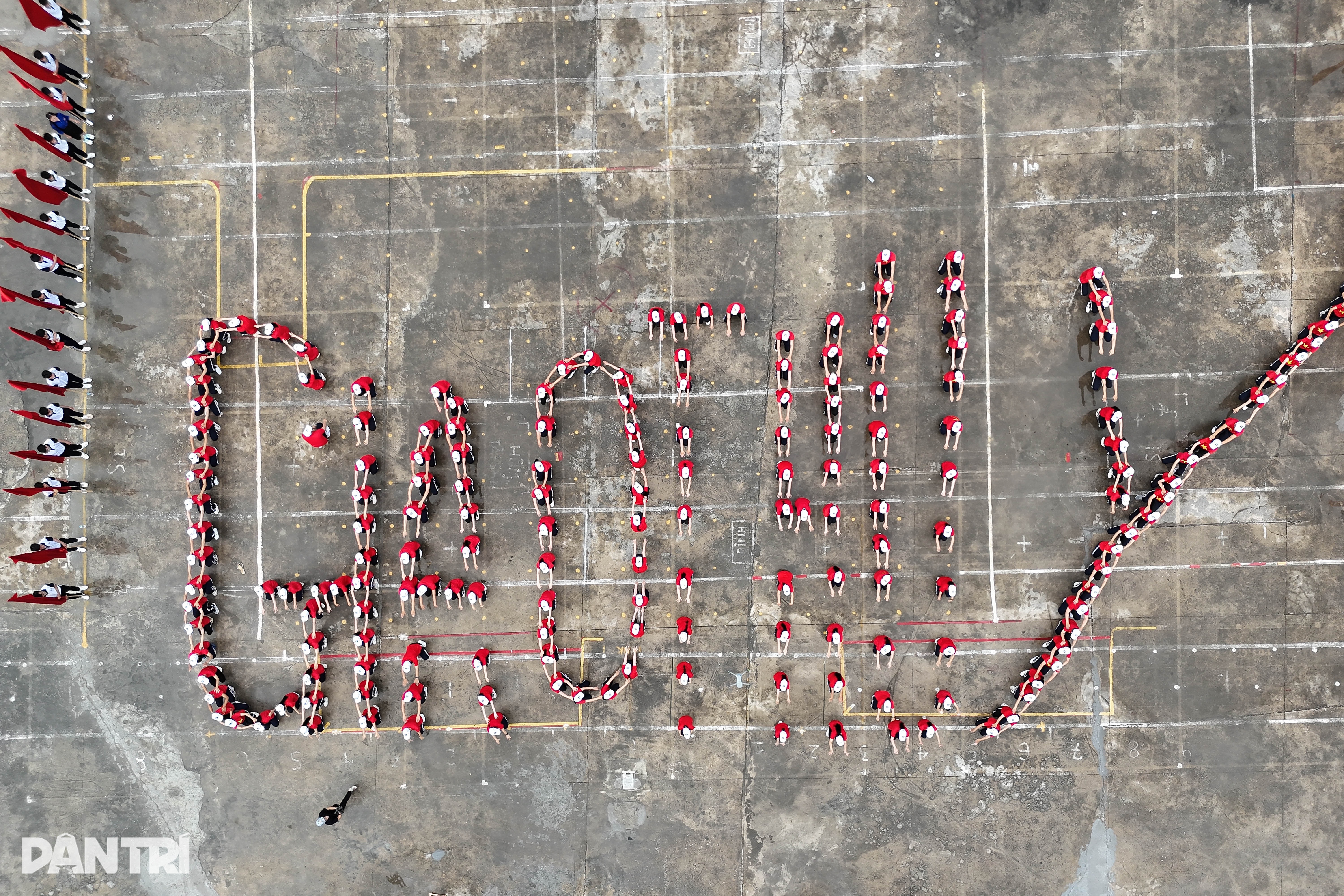 ການແຂ່ງຂັນເຮືອລໍາທີ່ຕື່ນເຕັ້ນໃນວັນເອກະລາດຢູ່ນະຄອນດິງ - 15 Sôi nổi, kịch tính giải thi bơi chải ngày Tết Độc lập ở Nam Định - 15