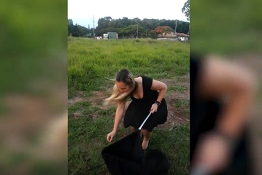 Nữ du khách quyến rũ tay không bắt rắn "khủng"