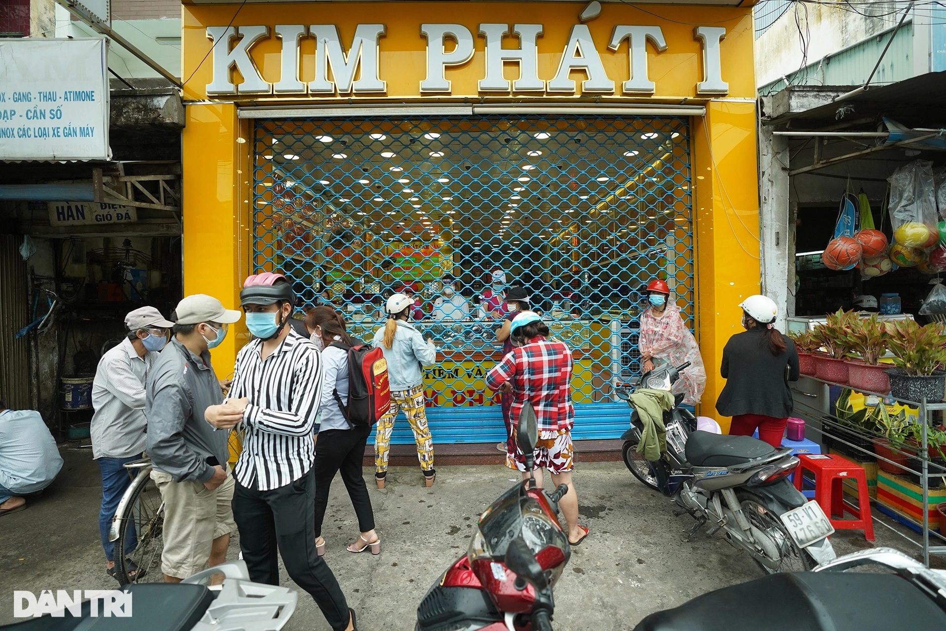 Người đàn ông ở TPHCM bán nhẫn cưới để trả tiền thuê trọ - 3 Người đàn ông ở TPHCM bán nhẫn cưới để trả tiền thuê trọ - 3