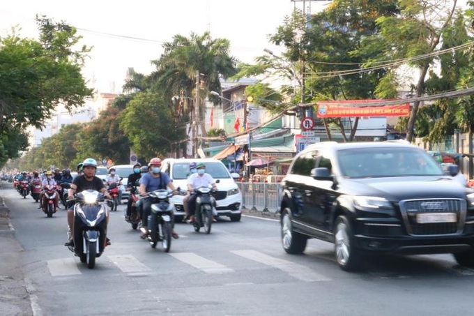 Người dân nườm nượp ra đường sau kỳ nghỉ lễ - Ảnh 11.