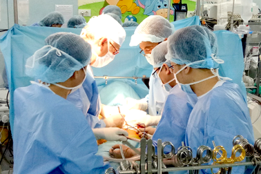 Cha hiến một phần gan, cứu con 1 tuổi đang cận kề cửa tử