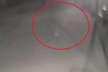 Xôn xao “bóng ma bí ẩn” tại đồn cảnh sát được camera giám sát ghi lại