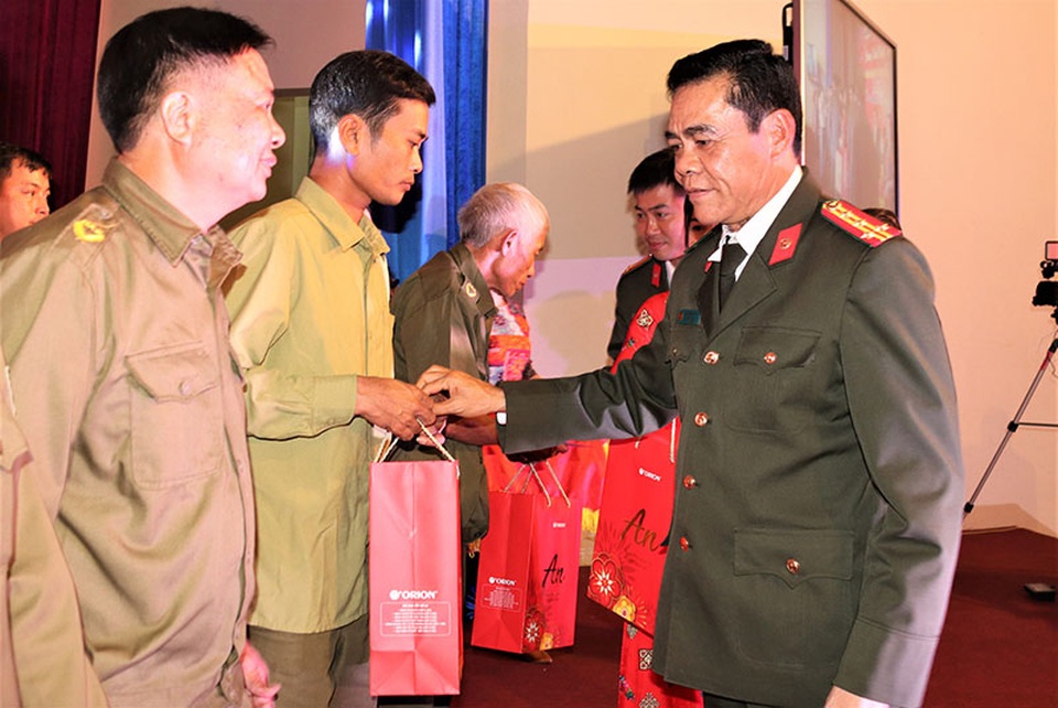 Ấm tình Xuân đêm giao lưu ủng hộ dân nghèo Hà Tĩnh đón Tết - 21 Ấm tình Xuân đêm giao lưu ủng hộ dân nghèo Hà Tĩnh đón Tết - 21