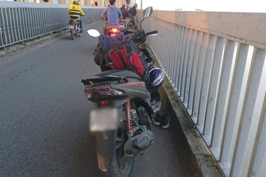 Người đàn ông dừng xe giữa cầu Thăng Long, nhảy sông Hồng tự tử