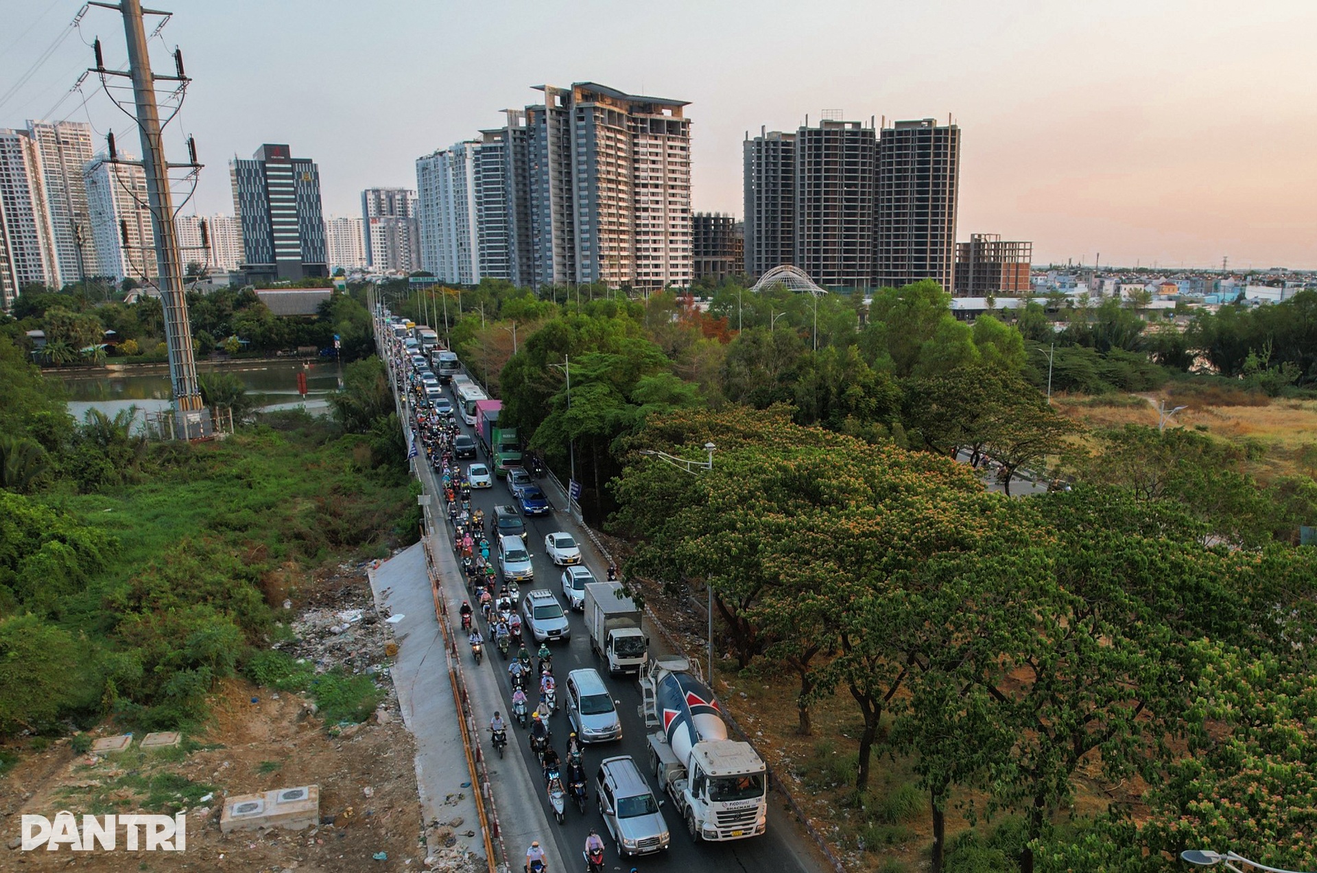 Kẹt xe kéo dài khi đóng nút giao Nguyễn Văn Linh - Nguyễn Hữu Thọ - 9 Kẹt xe kéo dài khi đóng nút giao Nguyễn Văn Linh - Nguyễn Hữu Thọ - 9