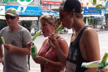 “Cơm hàng cháo chợ với Tây”