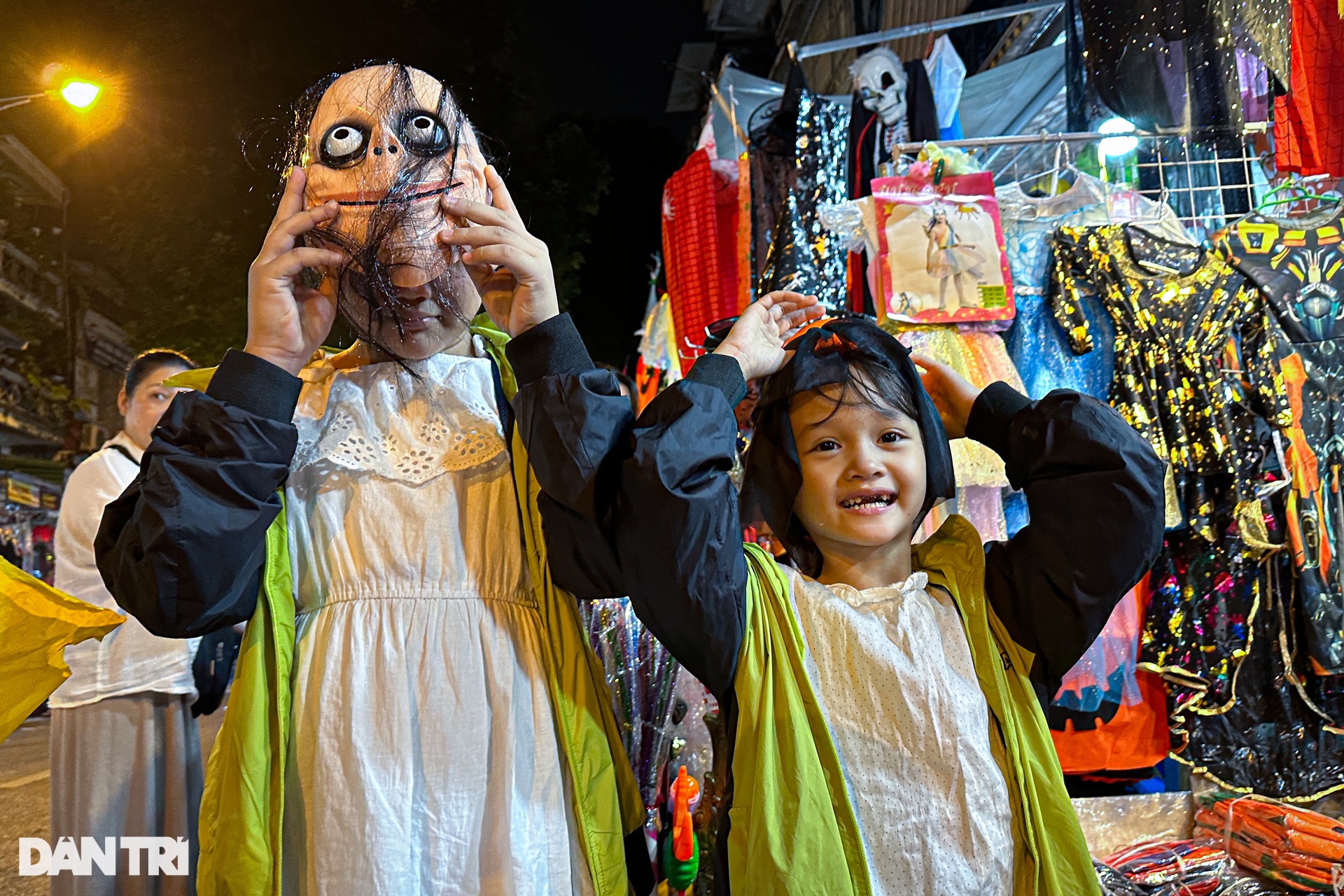 Đường phố Hà Nội chật kín người vui chơi, hóa trang kinh dị dịp Halloween - 6 Đường phố Hà Nội chật kín người vui chơi, hóa trang kinh dị dịp Halloween - 6