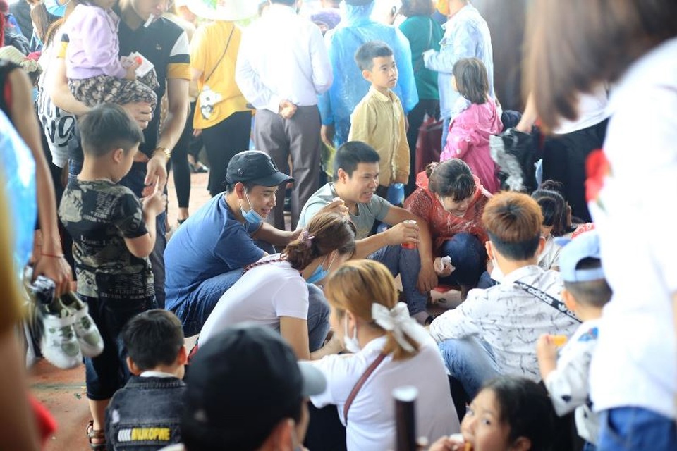 Hàng trăm tình nguyện viên phân luồng, đảm bảo phòng dịch tại chùa Tam Chúc - 4 Hàng trăm tình nguyện viên phân luồng, đảm bảo phòng dịch tại chùa Tam Chúc - 4