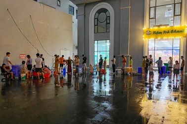 Khốn khổ cảnh "nhịn tắm", xuyên đêm xếp hàng hứng nước sạch ở Hà Nội