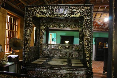 Cận cảnh giường cổ được trả gần 4 tỷ đồng nhưng đại gia đồ cổ vẫn chưa bán