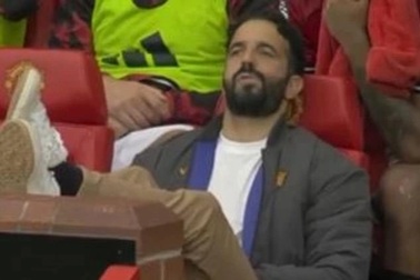 Vì sao HLV Amorim quay mặt đi khi Bruno Fernandes sút phạt đền?