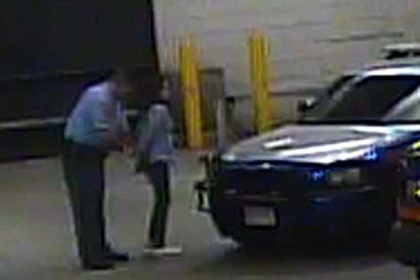 Hé lộ hình ảnh “sao” giành giải Oscar bị cảnh sát còng tay