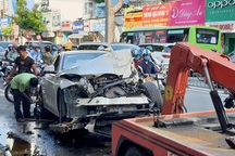 Xe container tông nát BMW và 2 xe máy, nhiều người thoát chết