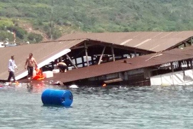 Lật nhà bè, hàng trăm du khách rơi xuống biển, 2 người chết đuối