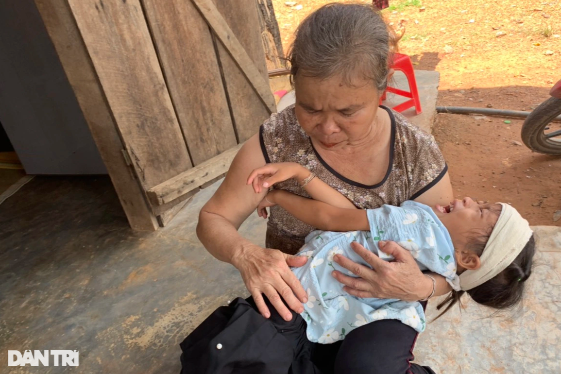 Mẹ vừa qua đời, bố tự vẫn theo, hai con nhỏ ngơ ngác giữa cuộc đời - 8 Mẹ vừa qua đời, bố tự vẫn theo, hai con nhỏ ngơ ngác giữa cuộc đời - 8