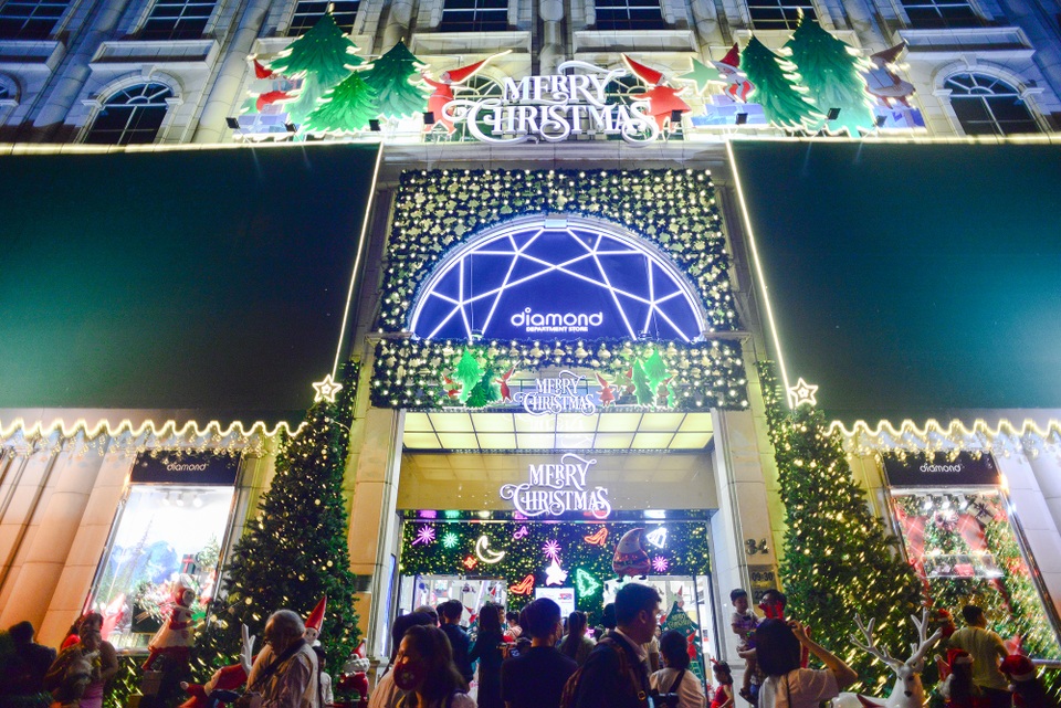 Giới trẻ Sài Gòn chơi Noel.jpg Giới trẻ Sài Gòn chơi Noel.jpg