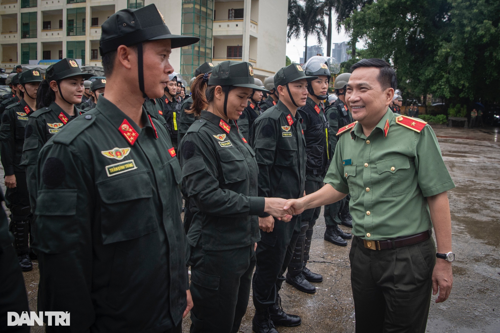 View - Cảnh sát gìn giữ hòa bình diễn tập đánh bắt khủng bố, hộ tống yếu nhân | Báo Dân trí