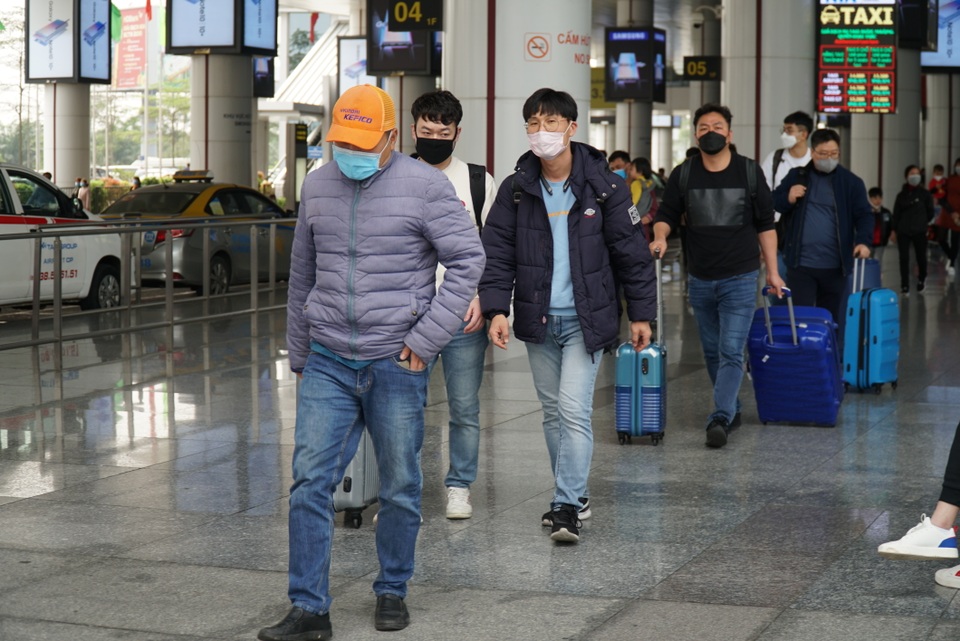 Hành khách, nhân viên đeo khẩu trang kín mít ở sân bay phòng virus corona - 7 Hành khách, nhân viên đeo khẩu trang kín mít ở sân bay phòng virus corona - 7