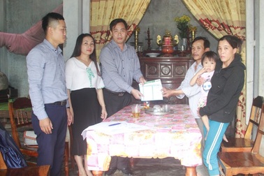 Bạn đọc giúp đỡ bé gái 4 tuổi có nguy cơ bị bại liệt hơn 120 triệu đồng